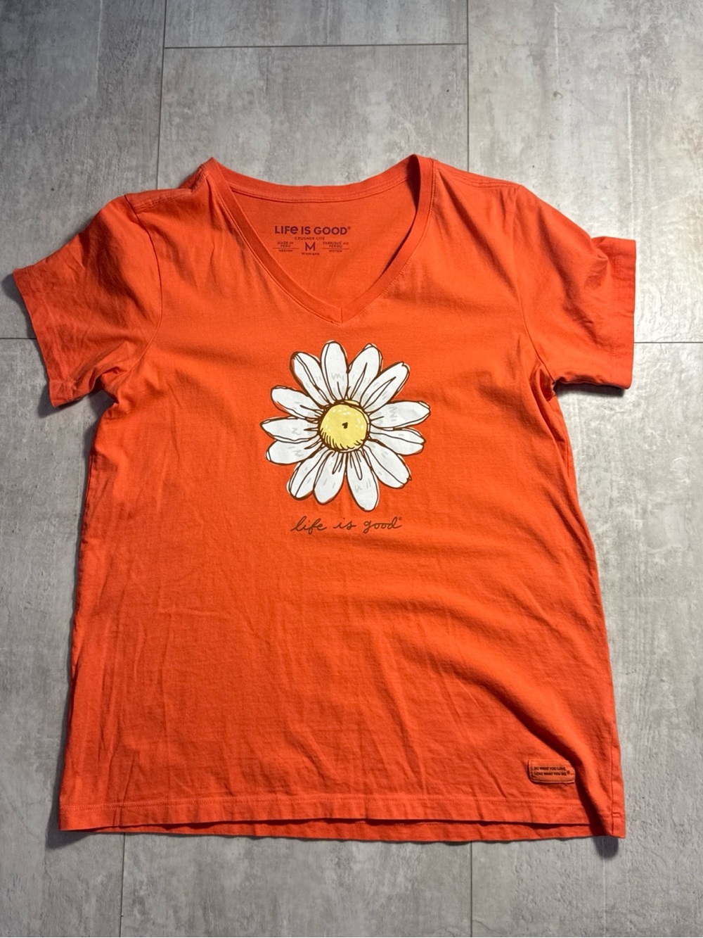 Life is Good Womens Orangey Daisy Graphic crusher Tee v neck sz M